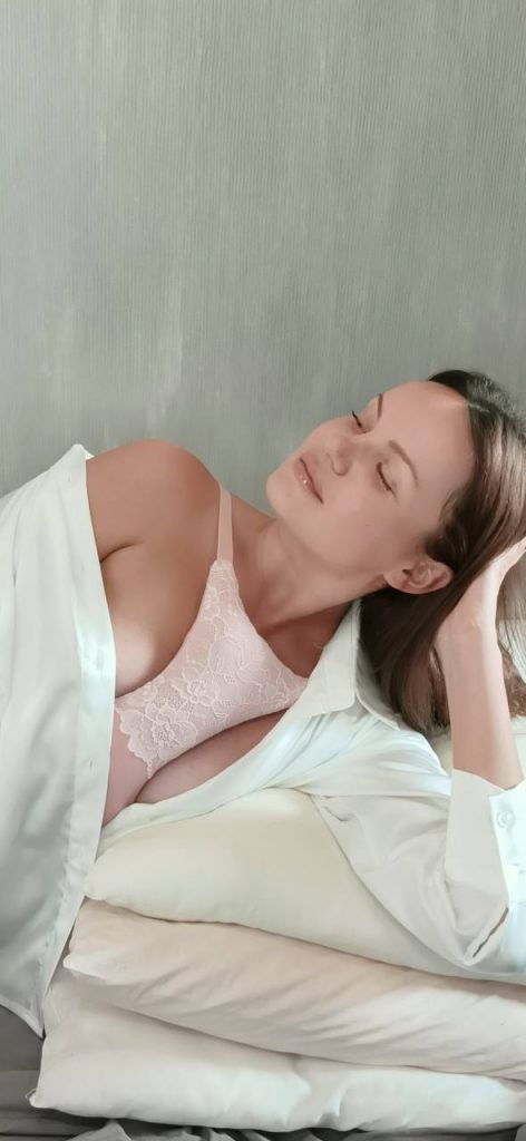 Woman wearing the dusty rose PIBA pillow bra